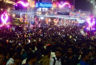 নববর্ষ উদযাপনের জন্য ভারতের বেঙ্গালুরুতে রাস্তায় সারিবদ্ধ ভিড়
